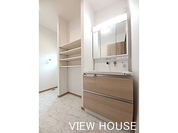 ■洗面室｜三面鏡洗面化粧台付き♪リネン庫もあるのでタオルやパジャマ等収納できます♪