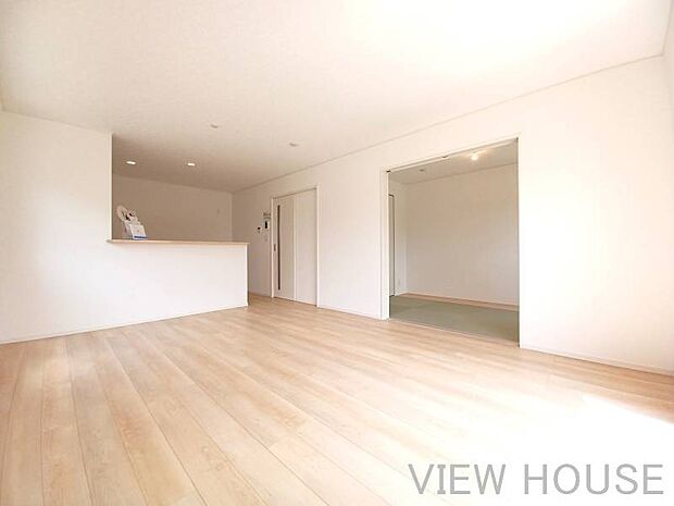 ■ストレートタイプのLDKなので広々感じられます♪