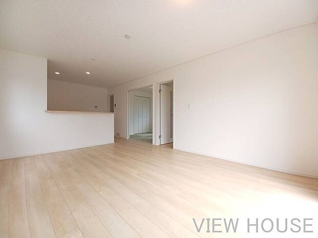 ■和室続き(写真右奥)なので広々感じられます♪