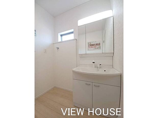 ■洗面室|3面鏡洗面化粧台付き♪身支度もスムーズ♪