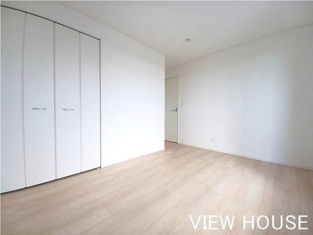 ■2階6.5帖洋室|大きなクローゼットがあるのでお部屋スッキリ暮らせます♪