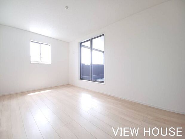 ■2階8帖洋室|バルコニーに面しているので明るく風通しも◎