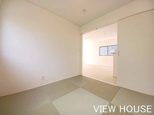 ■4.5帖和室|和洋風和室です♪リビング続きなので広々感じられます♪