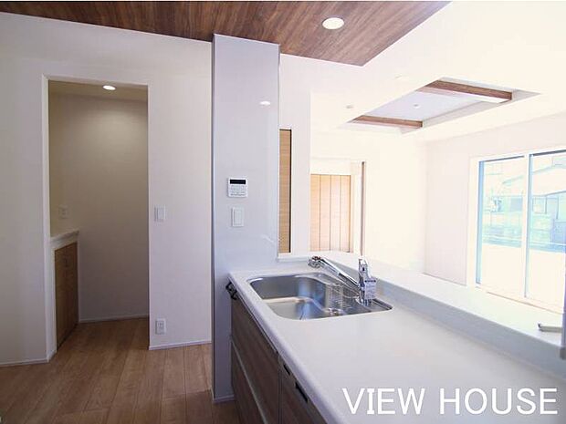 ■キッチンからリビング・和室にいるお子様やペットを見守ることができます♪