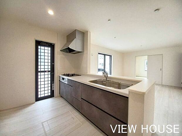 ■調理中でもLDK、和室にいるお子様やペットを見守ることができます♪