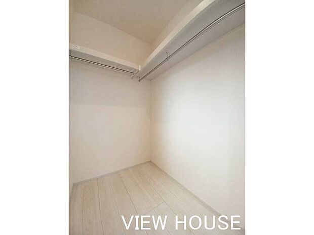 ■2階8.5帖洋室|ウォークインクローゼット付き♪ハンガーパイプが付いているのでかけ収納が可能です♪