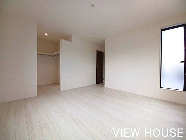 ■2階8.5帖洋室|3面採光の明るい居室です♪