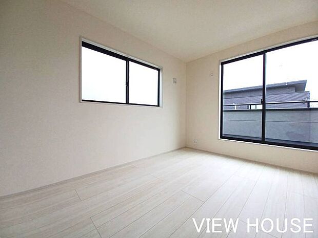 ■2階6帖洋室|バルコニーに面しているので明るく風通しも◎