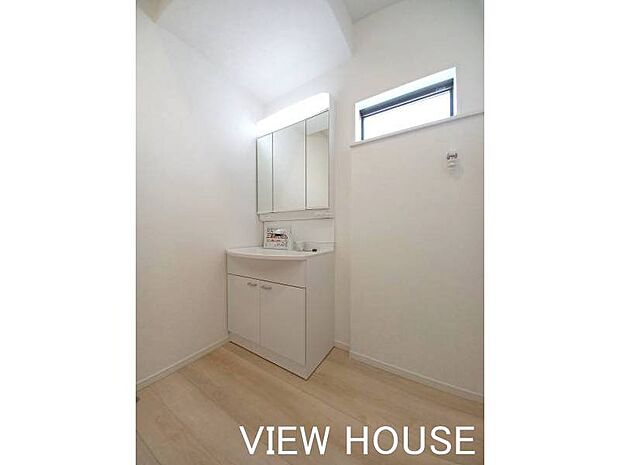 ■洗面室｜三面鏡洗面化粧台付き♪身支度もスムーズ♪