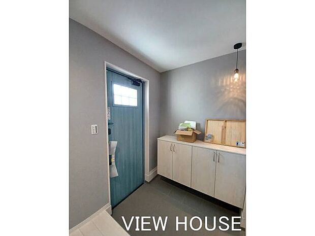 ■ブルーの玄関ドアがアクセント♪写真右側にはシューズクローゼットもあります♪