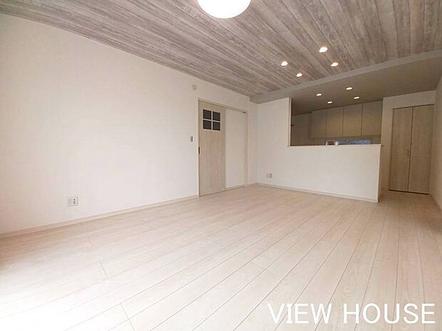 ■天井も木目調で落ち着いた雰囲気のLDK ♪