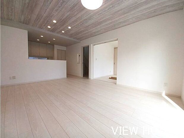 ■キッチンはメリハリのある折下天井♪