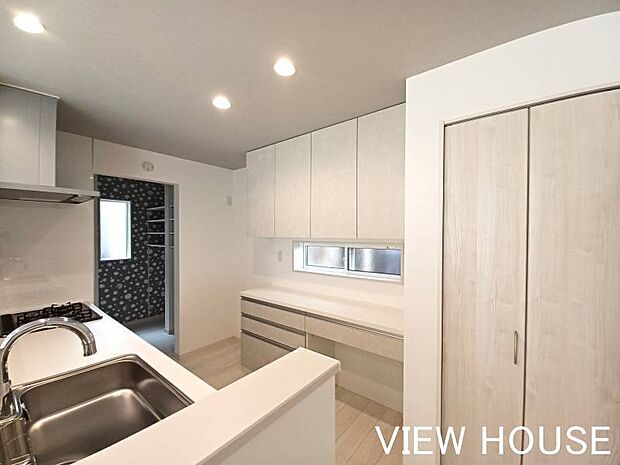 ■キッチン背面にはカップボードがあります♪他にも物入(写真右側)があるので、お部屋スッキリ暮らせます♪