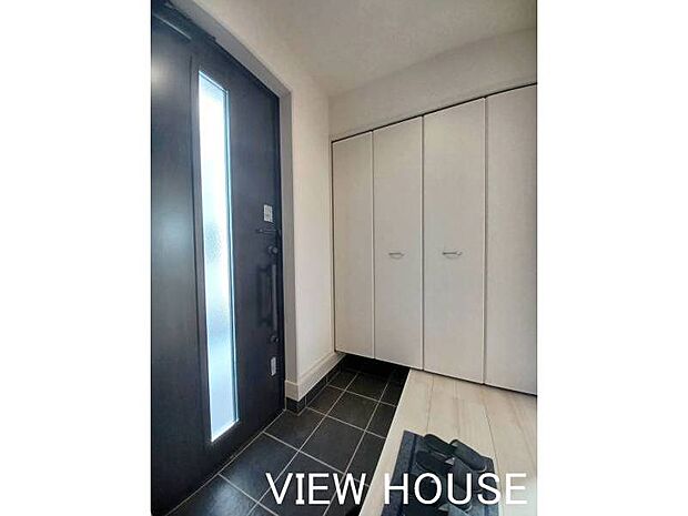 ■玄関｜クローズタイプの収納なので玄関スッキリ♪