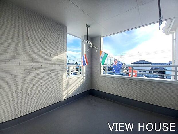 ■バルコニー｜2階ホールからも出入りすることができるので、洗濯物を干す際に居室に入らなくて済みます♪