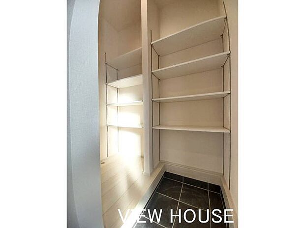 ■玄関｜たっぷり収納できるシューズインクローゼット付♪