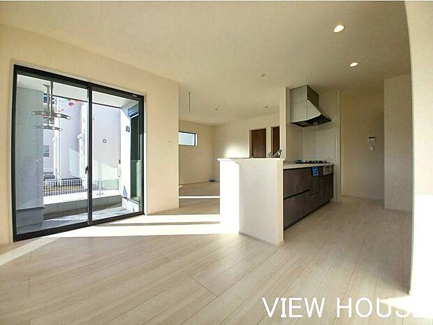 ■Ｌ字のLDK♪キッチンからリビング・ダイニングにいるお子様やペットを見守ることができます♪