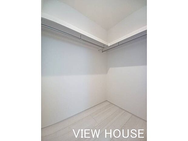 ■ウォークインクローゼット｜季節物やスーツケースなど収納しても◎