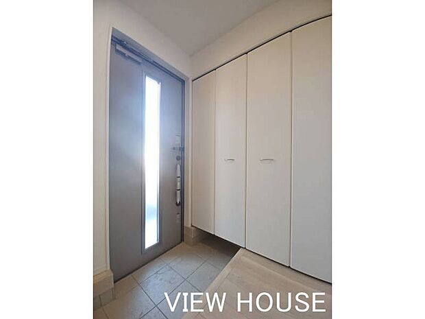 ■玄関｜クローゼットタイプの収納なので玄関スッキリ♪