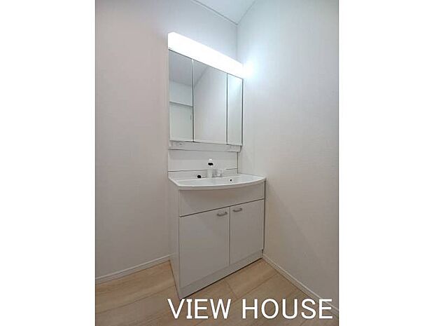 ■洗面室｜三面鏡洗面化粧台付き♪身支度もスムーズ♪