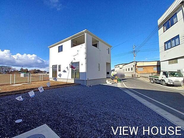 ■並列3台駐車可能なカースペース♪お庭もあります♪