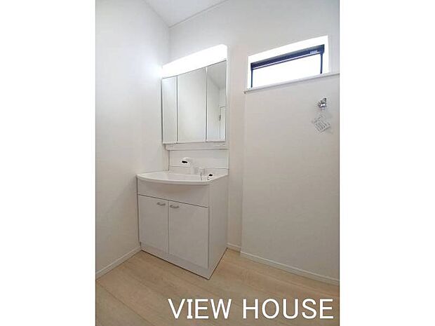 ■洗面室｜三面鏡洗面化粧台付き♪身支度もスムーズ♪