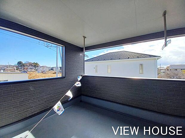 ■バルコニー｜屋根付きなので急な雨でも洗濯物が安心♪