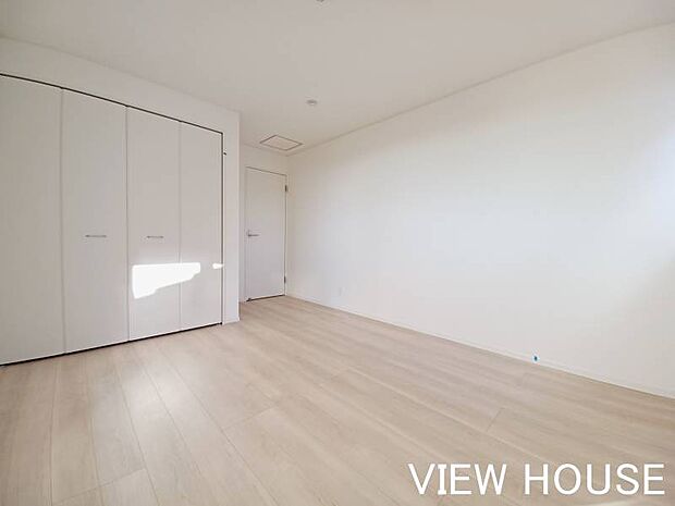 ■2階7.7帖洋室｜クローゼット付きなのでお部屋スッキリ暮らせます♪