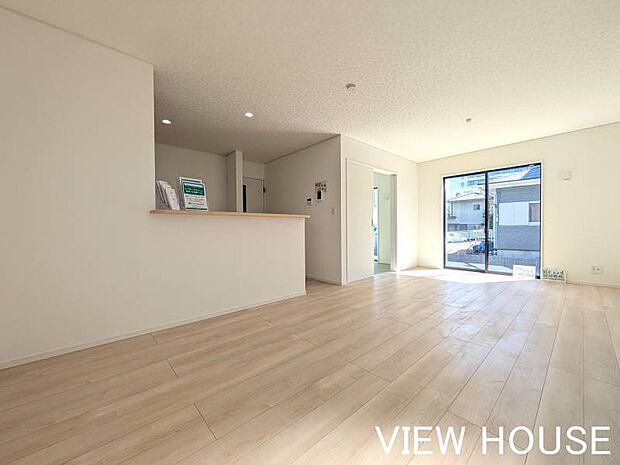 ■南向きの窓から心地よい光が差し込む明るいリビングです!