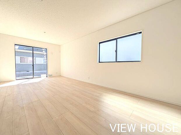 ■ナチュラルな色合いのフローリングが、温かみのある雰囲気を演出します♪