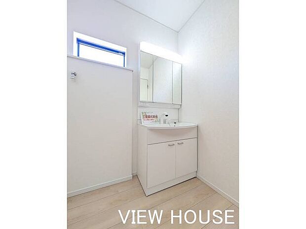 ■洗面室|三面鏡付きの洗面化粧台は、鏡の裏に小物を収納できるため、散らかりがちな洗面周りを清潔に保てます!