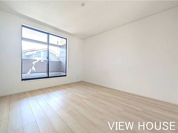 ■2階7.5帖洋室|こちらの洋室も収納が充実しており、季節物や大きな荷物もしっかりと収まります♪