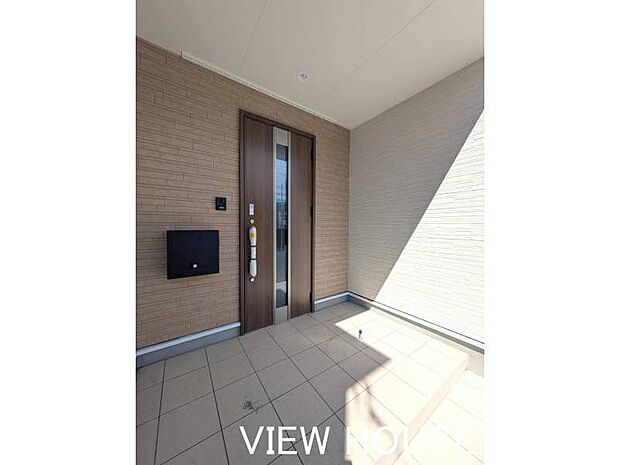 ■ウッド調の落ち着いたデザインが印象的な玄関ドアです!