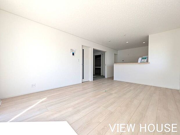 ■奥行きのあるLDKは家具の配置がしやすく、大型のソファやダイニングテーブルもゆったり設置できます♪