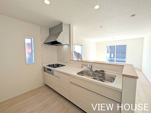 ■スライド式の収納は奥の物まで取り出しやすく、お鍋やフライパンもスッキリ収まります♪