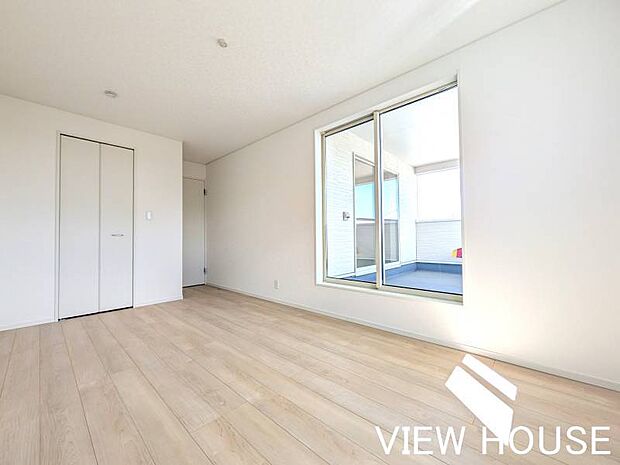 ■2階8帖洋室|バルコニーに面しているため、お布団干しもスムーズです!