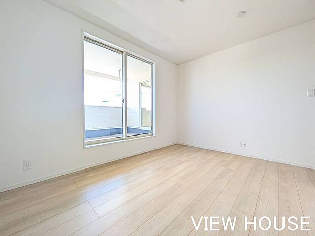 ■2階6.5帖洋室|明るい色調のフローリングは、どんなインテリアとも相性が良く、お好みの家具でコーディネートを楽しめます!