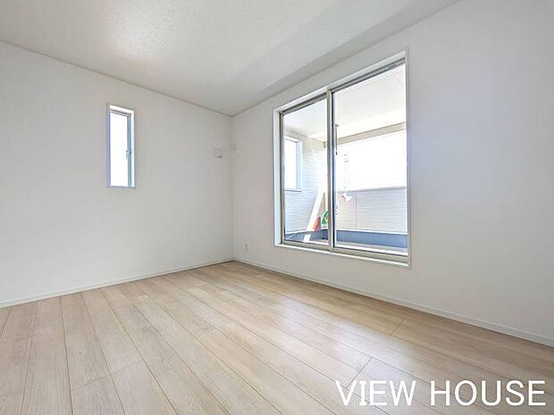 ■2階6.5帖洋室|朝の光を浴びながら気持ちよく目覚めることができ、一日のスタートを元気に切れます♪