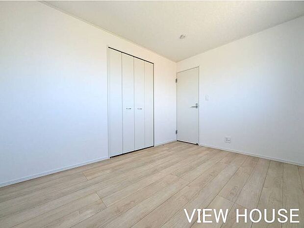 ■2階6帖洋室|落ち着いた内装デザインで、一日の疲れを癒やすリラックスタイムを過ごせます♪