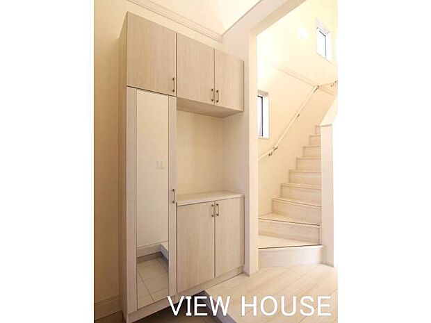 ■玄関｜玄関には、家族全員の靴をすっきりと収められる大型のシューズボックスを完備♪