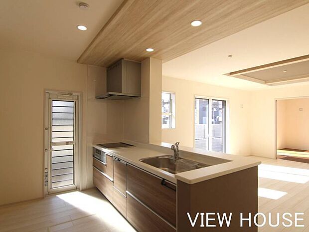 ■木目調のパネルがお洒落な雰囲気を演出するキッチンカウンターです！リビングとの一体感があり、開放的な気分でお料理を楽しめます♪