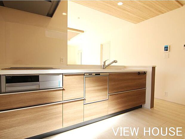 ■スライド式の収納がたっぷりと備わった機能的なキッチンです！重いお鍋やストック品も出し入れがしやすく、家事の時短に繋がります♪