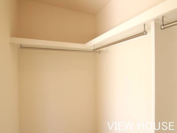 ■WIC｜ハンガーポール付きのクローゼットは、お洋服を畳まずに掛けられるので家事の時短に繋がります。枕棚には普段使わないバッグや季節物もしっかり収納可能です♪