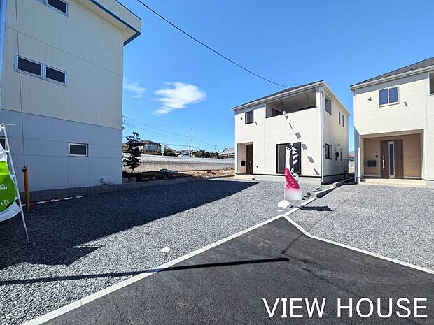 ■お車を並列で3台駐車できるゆとりのスペースです!道路との高低差が少なく、運転が苦手な方でもスムーズに駐車いただけます♪