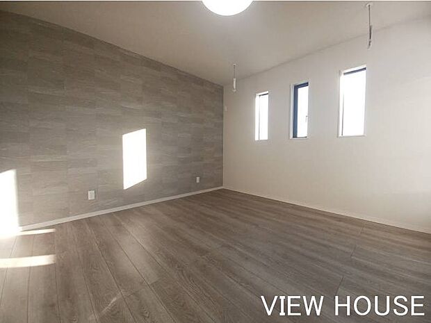 ■2階8.5帖洋室｜アクセントクロスと三連窓がオシャレな居室です♪