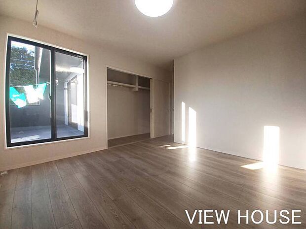 ■2階8.5帖洋室｜バルコニーに出ることができます♪スライドドアの収納付き♪