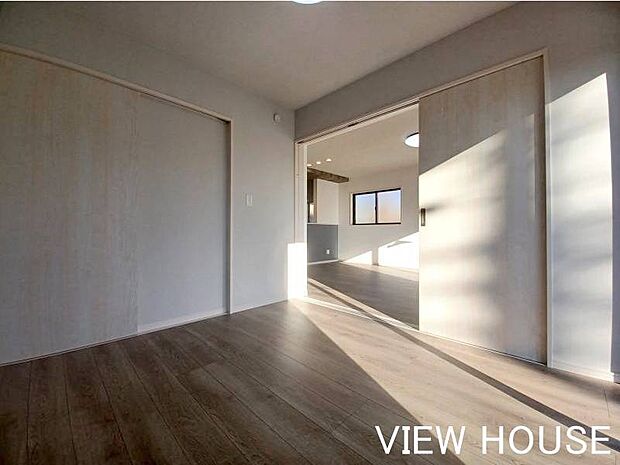 ■1階5帖洋室｜玄関ホールからも出入りすることができます♪