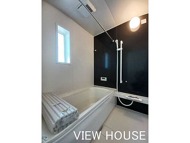 ■浴室|ゆったりとした浴槽で1日の疲れを癒やせるバスルームです。浴室乾燥機が設置されているため、雨の日のお洗濯も安心♪