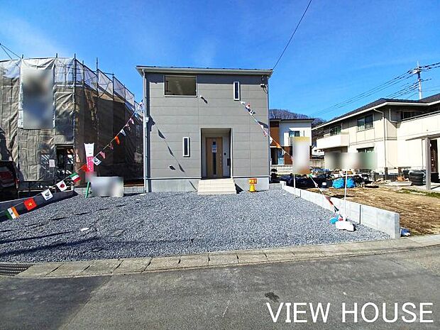 ■駐車スペースは大きな車でも楽にバックで駐車できる間口の広さが魅力。玄関までのアプローチもフラットで、重い荷物を持っている時もスムーズに室内へ入れます♪