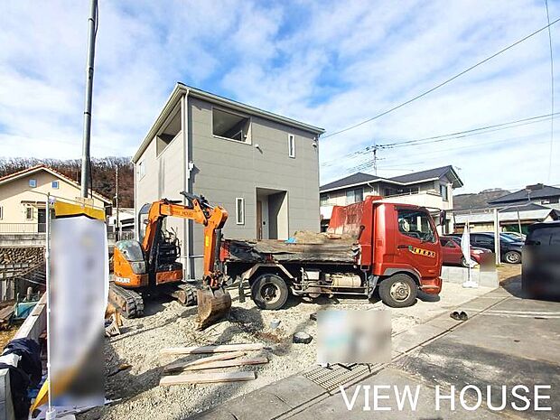 ■南向きの窓から心地よい光が差し込む明るいリビングです！約16帖の広さがあるため、大きなソファを置いてもゆったりと過ごせます♪(12/23撮影)